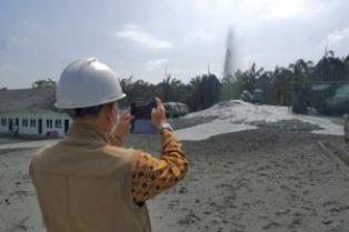 Dentuman Keras di Lokasi Semburan Gas Bercampur Material Lumpur Kagetkan Warga